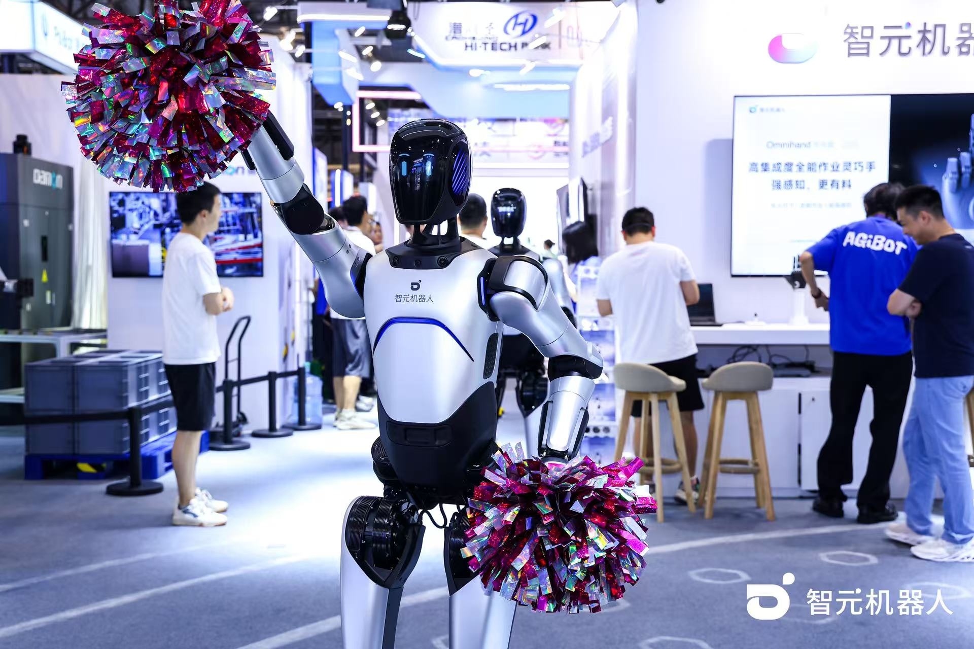 星空xingkong机器人 WAIC 首日展台火爆，机器人家族集体打工忙不停